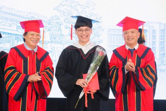 Dũng nhận bằng tốt nghiệp tại trường Đại học Y Dược, Đại học Quốc gia Hà Nội, sáng 28/8. Ảnh: Dương Tâm