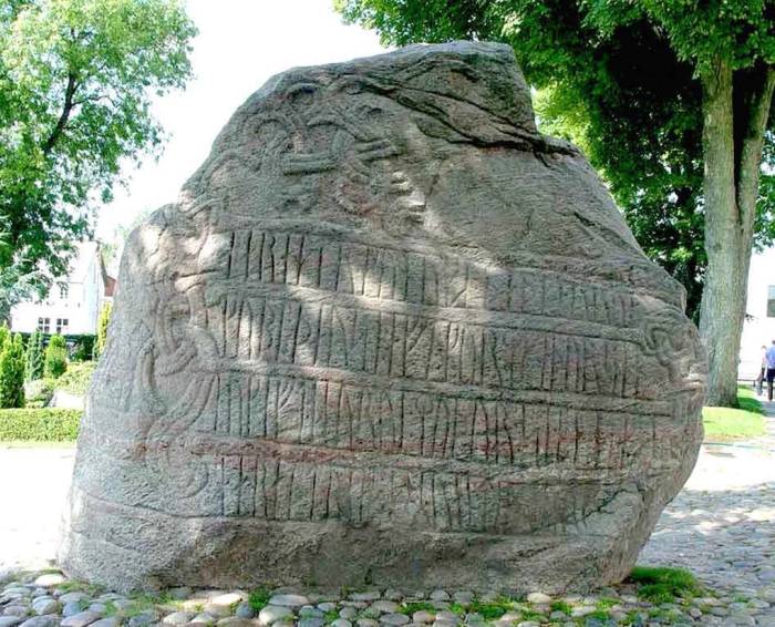 Bia đá lớn hơn được vua Harald dựng lên ở Jelling. Ảnh: Wikipedia