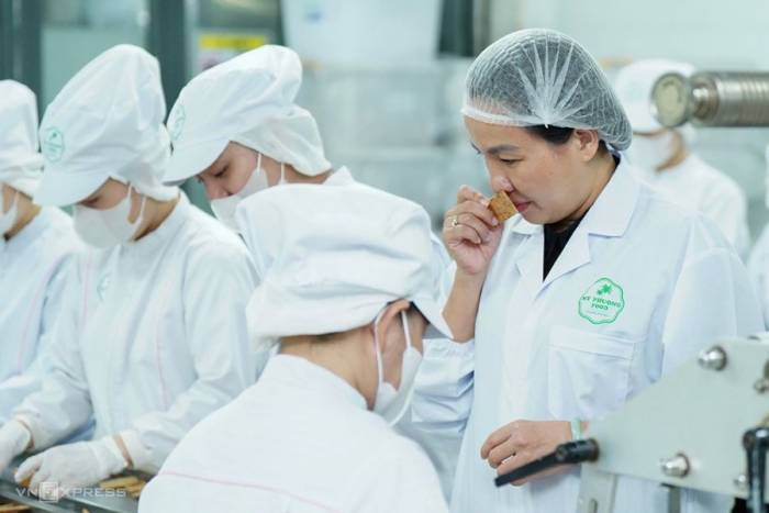 Chị Nhi trực tiếp kiểm tra bánh dừa trong các công đoạn sản xuất. Ảnh: Nguyễn Đông