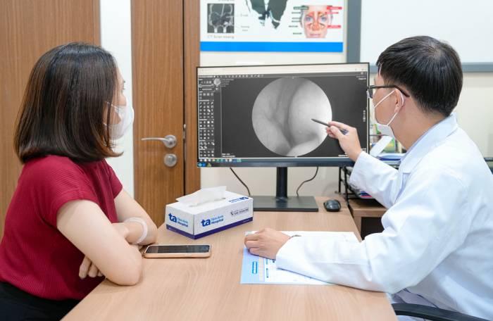 Bác sĩ Phát đang tư vấn cho người bệnh. Ảnh: Bệnh viện Đa khoa Tâm Anh