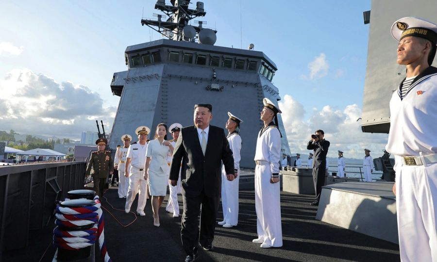 Lãnh đạo Triều Tiên Kim Jong-un cùng con gái và các chỉ huy quân đội thị sát tàu Kang Kon ngày 6/9. Ảnh: KCNA
