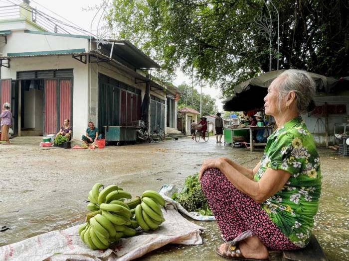 Người cao tuổi mưu sinh tại một chợ quê ở xã Hà Long, Thanh Hóa, tháng 8/2026. Ảnh: Phan Dương