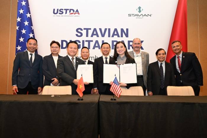 Lễ ký kết hợp tác giữa các bên với sự tham dự của đại diện Tập đoàn Stavian, USTDA, Cushman & Wakefield và APTelecom tại Singapore ngày 23/9. Ảnh: Cushman & Wakefield