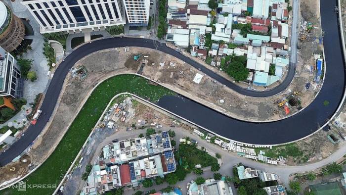 Đường bên trái tuyến rạch dài khoảng 1,4 km đã trải nhựa, thông xe kỹ thuật, sáng 2/9. Ảnh: Giang Anh