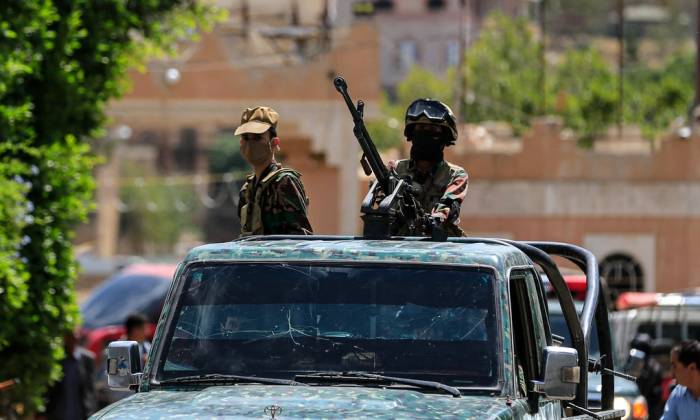 Tay súng Houthi tuần tra tại thủ đô Sanaa của Yemen hôm 12/9. Ảnh: AFP