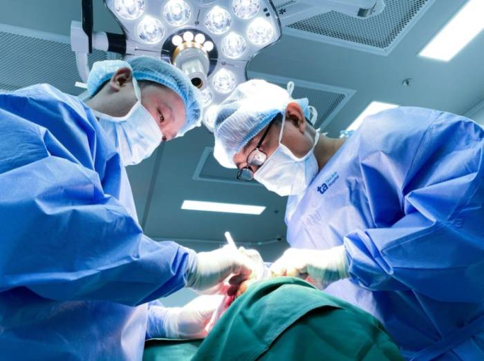 Bác sĩ Huân và êkíp phẫu thuật cho người bệnh. Ảnh minh họa: Bệnh viện Đa khoa Tâm Anh