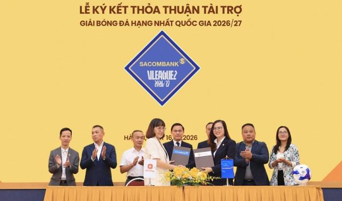 Bà Nguyễn Thị Kiều Anh, Phó Tổng giám đốc Sacombank và  bà Tô Nam Phương, Phó Tổng giám đốc FPT Play tại lễ ký tài trợ giải hạng nhất Quốc gia 2026-2027.