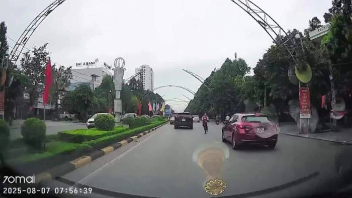 Học sinh len lỏi giữa nhiều ôtô đạp xe ngược chiều