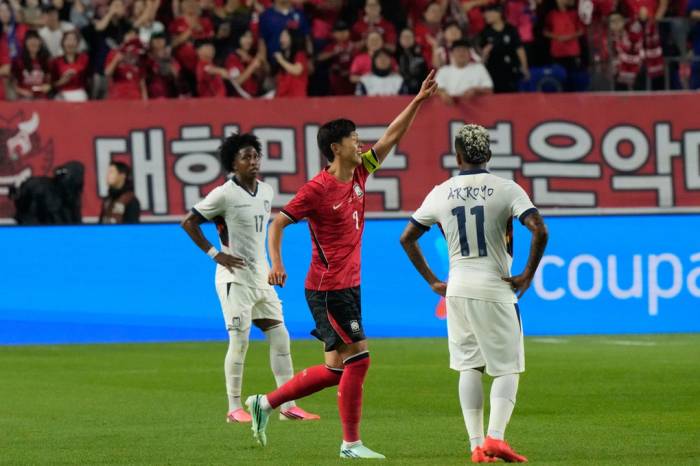 Son Heung Min (áo đỏ) mừng bàn trong trận giao hữu Hàn Quốc thắng Ecuador 3-0 ở Suwon, Hàn Quốc tối 24/9. Ảnh: AP