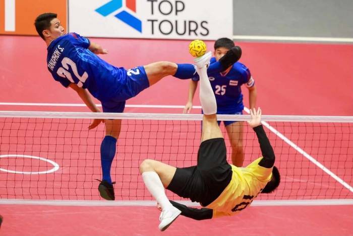 Cầu thủ Việt Nam (áo vàng) dứt điểm trong trận gặp Thái Lan tại bán kết cầu mây 3 nam, tại nhà thi đấu Paloma Mizuho, thành phố Nagoya, tỉnh Aichi, Nhật Bản chiều 28/9/2026. Ảnh: Sanamtakraw