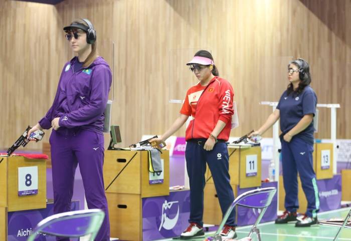 Trịnh Thu Vinh (áo đỏ) thi đấu 25m súng ngắn nữ ASIAD 2026, tại trường bắn Aichi, Nhật Bản ngày 28/9/2026. Ảnh: Quý Lượng