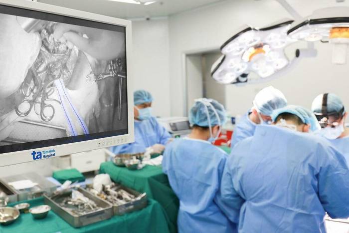 Êkíp phẫu thuật thay đoạn động mạch chủ phình bằng mạch máu nhân tạo. Ảnh: Bệnh viện Đa khoa Tâm Anh