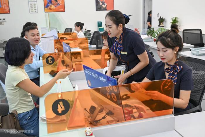 Giao dịch tại một ngân hàng thương mại. Ảnh: Giang Huy