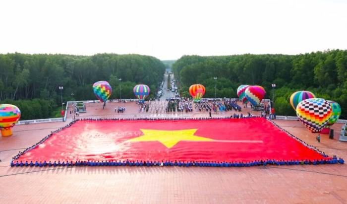 Lá cờ tổ quốc do khoảng 500 người nâng lên. Ảnh: An Minh