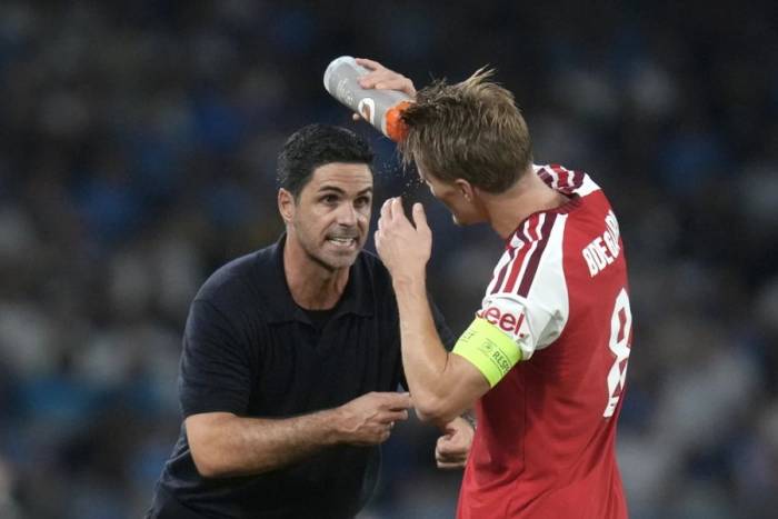 HLV Mikel Arteta chỉ đạo Martin Odegaard trong trận. Ảnh: AP