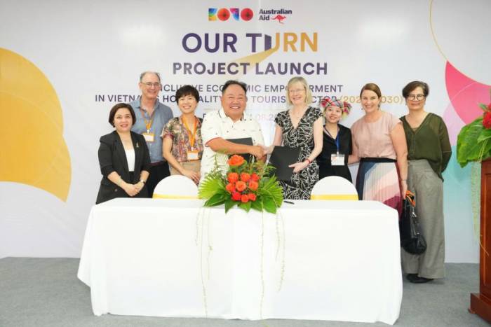 Ông Jimmy Phạm và Đại sứ Australia tại Việt Nam Gillian Bird ra mắt dự án Our Turn. Ảnh: KOTO