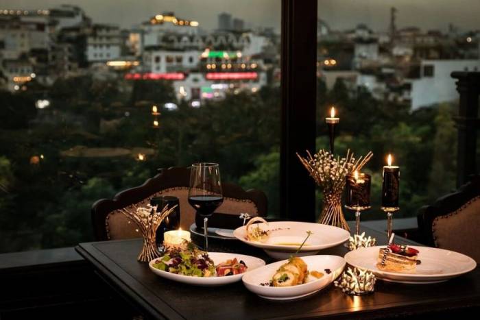 Nhà hàng The Rhythms Restaurant có tầm nhìn bao quát khu vực trung tâm Hà Nội. Ảnh: Tripadvisor