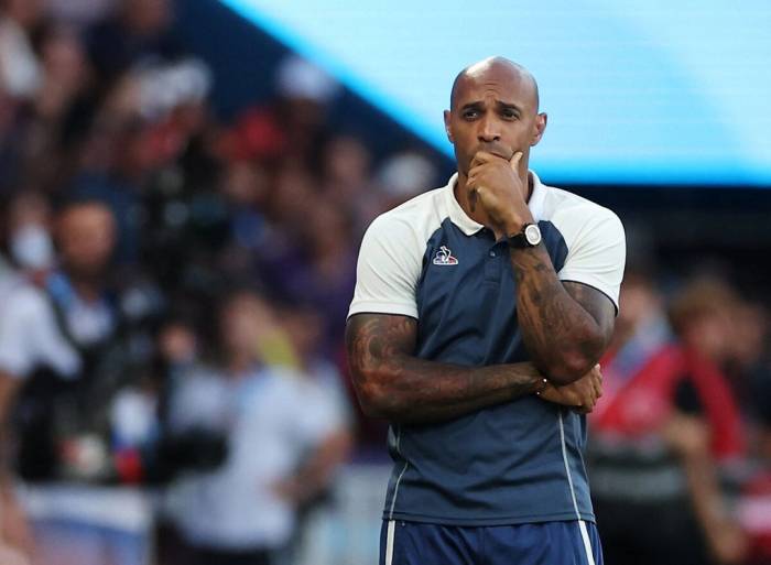 Thierry Henry ở khu kỹ thuật khi còn dẫn dắt U21 Pháp ở trận chung kết môn bóng đá nam Olympic 2024 gặp U21 Tây Ban Nha, trên sân Parc des Princes, Paris, Pháp ngày 9/8/2024. Ảnh: Reuters