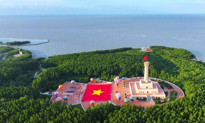 Lá cờ hơn 2.000 m2 xác lập kỷ lục Việt Nam ở Đất Mũi. Ảnh: An Minh