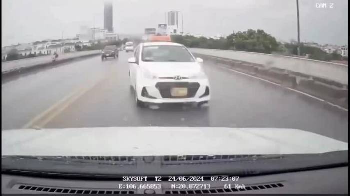 Ôtô lấn làn đâm thẳng vào xe đối diện