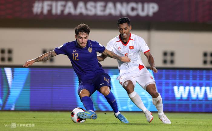 Adou Minh (phải) tranh bóng với Mickelson trong trận Thái Lan thắng Việt Nam ở lượt hai bảng B hạng Nhất FIFA ASEAN Cup 2026, trên sân Si Jalak Harupat, Bandung, Indonesia tối 29/9/2026. Ảnh: Đức Đồng
