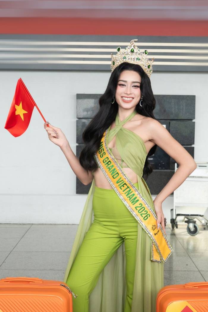 Emoura Phạm catwalk và hô tên trong ngày nhập cuộc Miss Grand International