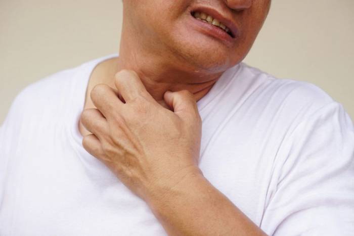 Đau họng có thể đang mắc bệnh do virus HPV, hoặc do nhiều bệnh khác, cần đi khám để biết chính xác nguyên nhân. Ảnh minh họa: Vecteezy