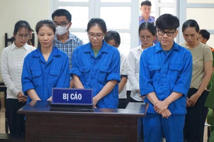Nguyễn Phong và vợ (giữa) tại phiên tòa hôm nay. Ảnh: Ngọc Oanh