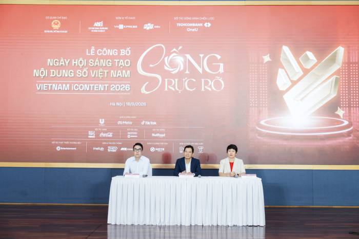 Bà Bùi Thanh Vân - đại diện Báo VnExpress, ông Lê Quang Tự Do - Cục trưởng Phát thanh, Truyền hình và Thông tin điện tử, và ông Ngô Mạnh Cường - đại diện FPT Online trả lời giới truyền thông về Vietnam iContent 2026. Ảnh: Tùng Đinh