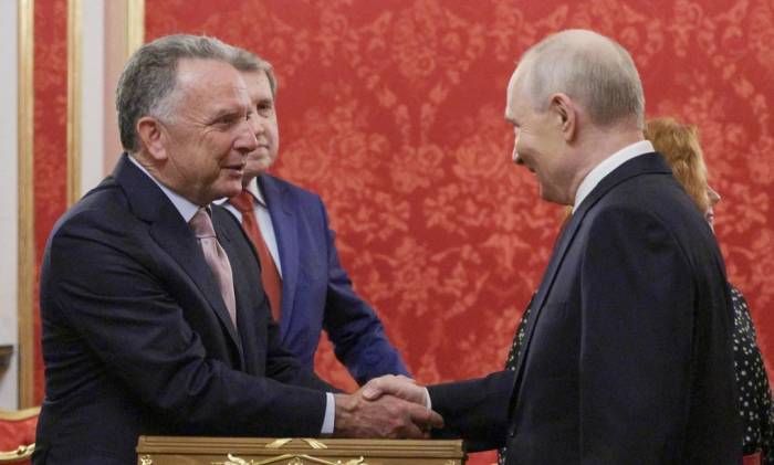 Đặc phái viên Mỹ  Steve Witkoff (trái) bắt tay với Tổng thống Putin tại Moskva ngày 5/9. Ảnh: AFP