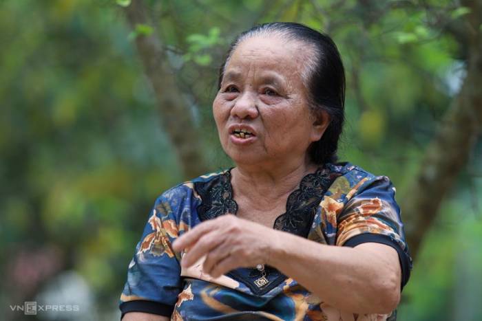 Bà Trần Thị Bình kể về khoảnh khắc chuyến tàu đưa gia đình từ Thái Lan cập cảng Hải Phòng năm 1960. Ảnh: Đức Hùng