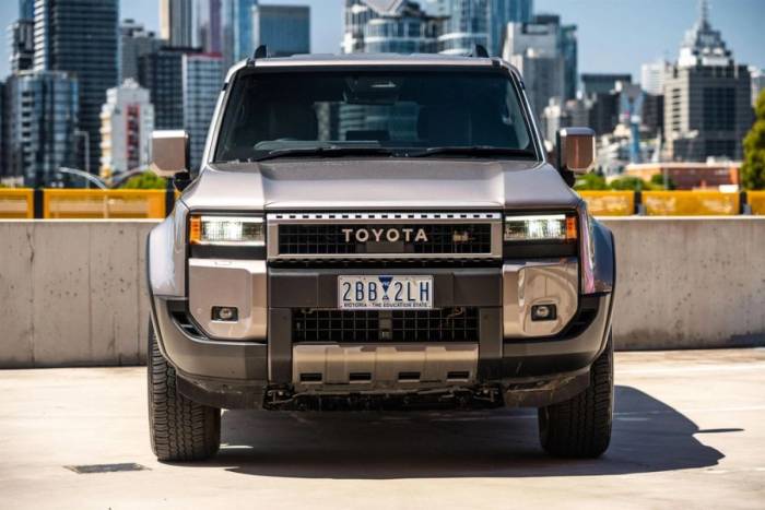 Toyota Land Cruiser Prado với biển số đăng ký ở Victoria, Australia. Ảnh: CarExpert