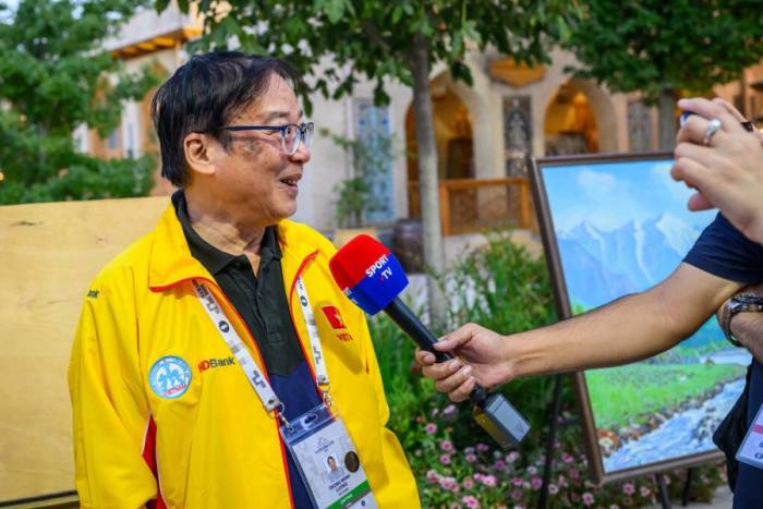 HLV Lương Trọng Minh của đội cờ vua nam Việt Nam trả lời phỏng vấn tại Olympiad cờ vua 2026 ở Samarkand, Uzbekistan ngày 15/9/2026. Ảnh: FIDE