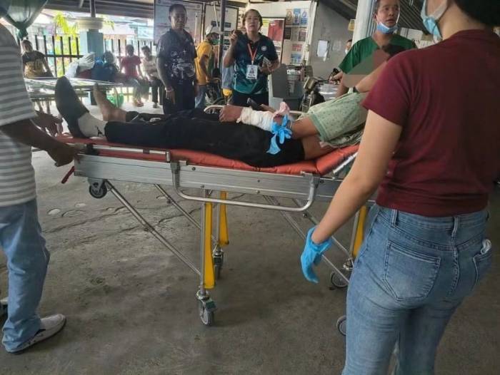 Một người bị thương được điều trị tại bệnh viện sau vụ xả súng. Ảnh: ABS-CBN