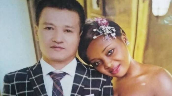 Sandra Made, cô dâu người Cameroon, bên cạnh chồng là Zou Qianshun, người Trung Quốc, quen biết nhau ở Cameroon và kết hôn năm 2017. Ảnh: CNN