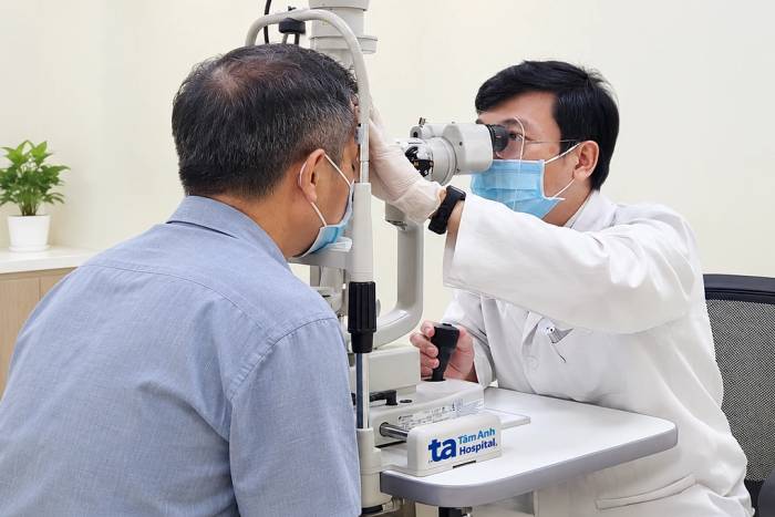 Bác sĩ Tùng kiểm tra mắt cho ông Công. Ảnh: Bệnh viện Đa khoa Tâm Anh