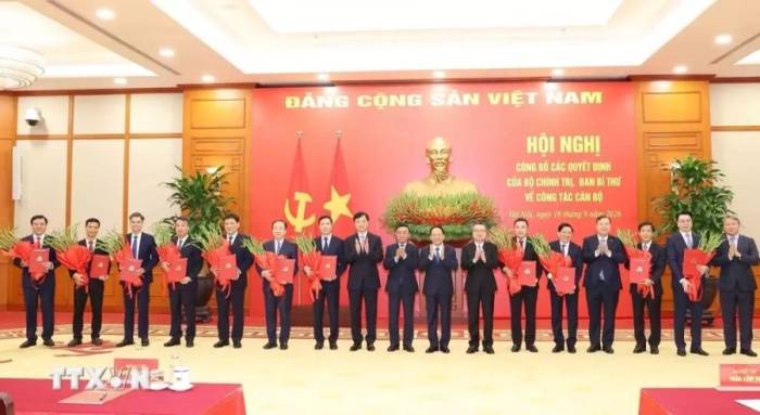 Thường trực Ban Bí thư Trần Cẩm Tú và Trưởng ban Tổ chức Trung ương Nguyễn Duy Ngọc trao quyết định của Bộ Chính trị, Ban Bí thư cho các cán bộ được điều động, chiều 18/9. Ảnh: TTXVN