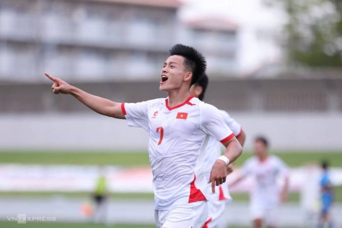 Tiền đạo Việt Nam Nguyễn Thanh Nhàn (áo trắng) mừng bàn mở tỷ số trong trận thắng Philippines 2-0 ở lượt hai bảng C bóng đá nam ASIAD 2026, trên sân Nagoya Minato, Nhật Bản ngày 18/9/2026. Ảnh: Hoàng Hồ