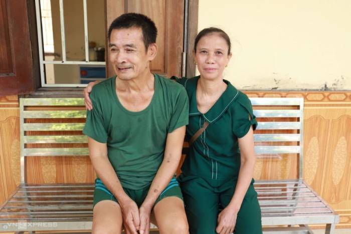 Chị Phan Thị Tuyết, 59 tuổi đến thăm chồng, anh Nguyễn Hoài Minh, hiện được chăm sóc tại Trung tâm điều dưỡng thương binh Nghệ An, chiều 26/8. Ảnh: Quỳnh Nga