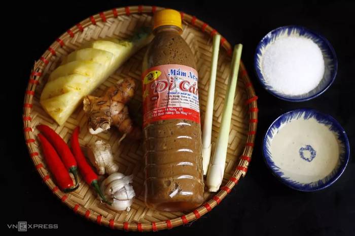 Mắm nêm được làm các loại cá tươi đặc trưng nơi đây như cá cơm thang, cá nục, cá trích, cá giò hột dưa, cá liệt. Ảnh: Bùi Thủy