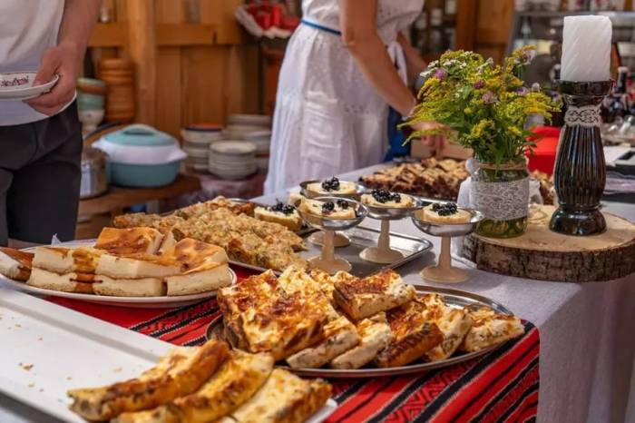 Người dân Estonia chuẩn bị bánh mỳ phết phô mai, các loại bánh ngọt và mặn cùng đồ uống để phục vụ khách trong sự kiện Ngày cà phê tại nhà. Ảnh: BBC