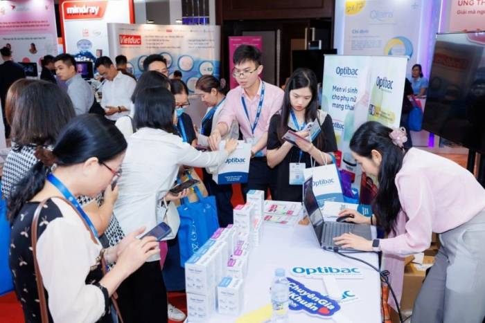 Các chuyên gia và nhân viên y tế trao đổi cùng đội ngũ Optibac tại gian hàng trong khuôn khổ sự kiện. Ảnh: Optibac