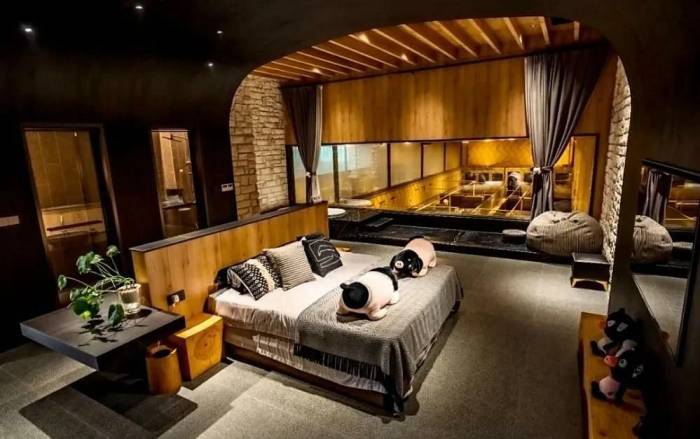 Căn phòng du khách vừa ngủ vừa ngắm lợn ăn uống, sinh hoạt. Ảnh: QQ