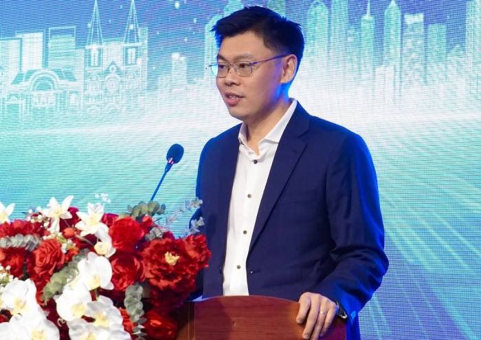 Phó chủ tịch UBND TP HCM Trương Minh Huy Vũ phát biểu tại lễ ký kết, chiều 30/9. Ảnh: An Phương