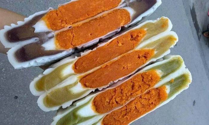 Loại bánh trung thu nhân trứng muốn hạt sen nhuyễn hay khoai môn trọng lượng lớn có giá 85.000 đồng. Ảnh: Nhân vật cung cấp