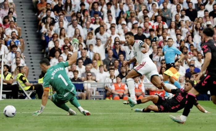 Jude Bellingham (áo trắng) ghi bàn mở tỷ số trong trận Real thắng Malaga 4-0 ở vòng ba La Liga trên sân Bernabeu, Madrid, Tây Ban Nha ngày 30/8/2026. Ảnh: Reuters