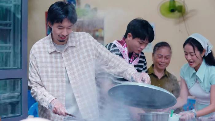 Chủ quán rủ Đen bỏ hát về tráng bánh cuốn chả mực