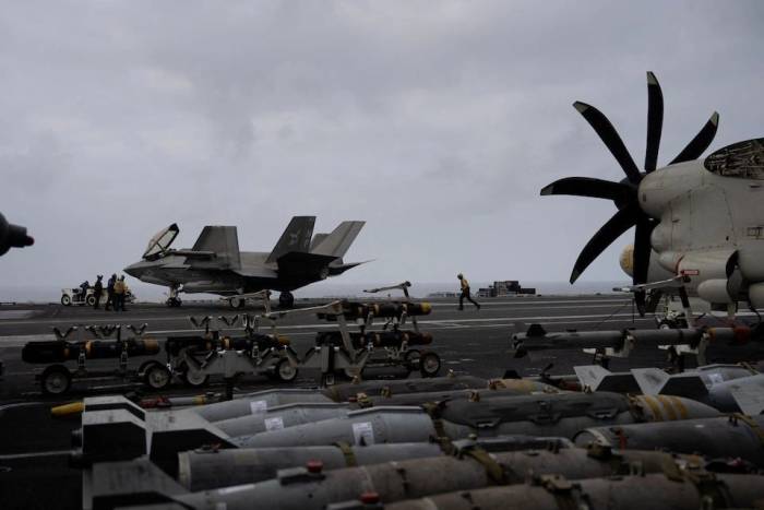 Tàu sân bay USS George Washington thực thi lệnh phong tỏa hải quân của Mỹ đối với Iran và hộ tống các tàu thương mại đi qua eo biển Hormuz ngày 11/9. Ảnh: Reuters