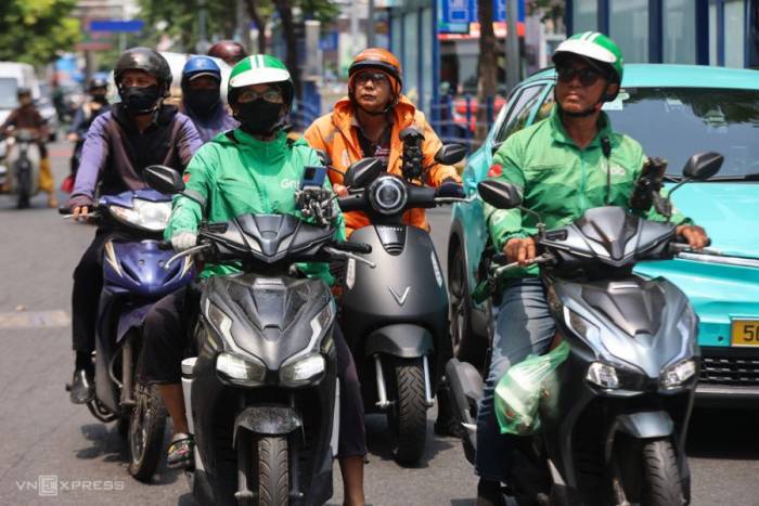Tài xế xe ôm công nghệ ở TP HCM, tháng 4/2026. Ảnh: Quỳnh Trần