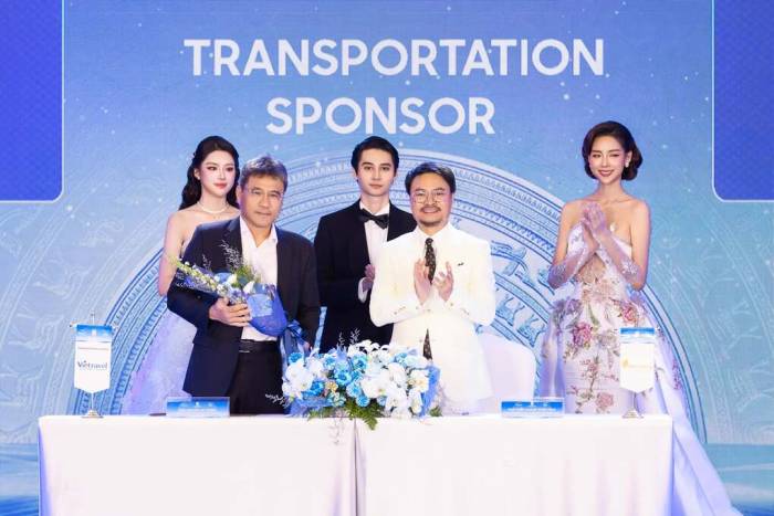 Đại diện Vietravel (trái) và phía công ty Sen Vàng ký kết tài trợ cuộc thi. Ảnh: Vietravel